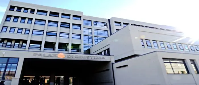 Imputato si allontana dal Tribunale e rapina un negozio, arrestato