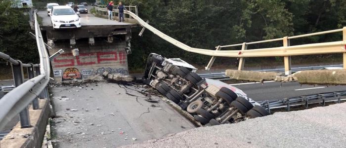 Crolla un cavalcavia, tir precipita su auto: un morto e 4 feriti