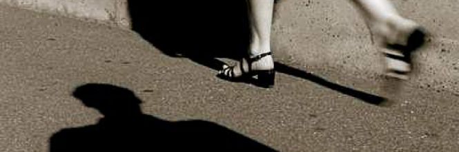 È stalking tempestare di messaggi e pedinare?