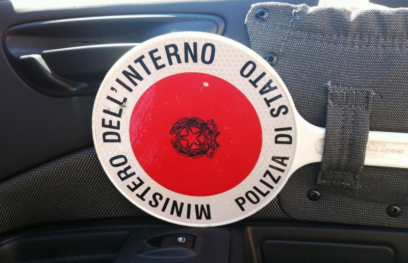 Milano, incendio nel palazzo dei migranti: 10 indagati