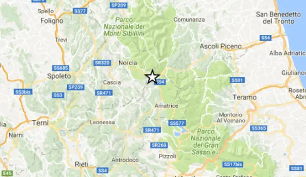 Terremoto, crolli e paura: notte in bianco per gli sfollati