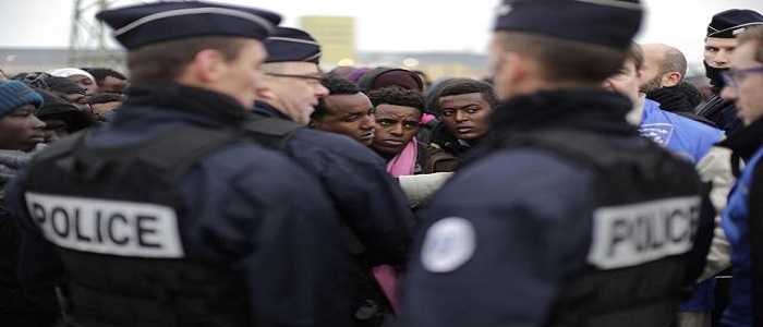 Calais, lo sgombero dei migranti terminerà stasera. Scoppiano altri incendi