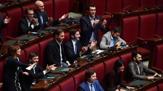 Taglia-stipendi, il ddl torna in Commissione. La rabbia del M5s: "È inaccettabile"