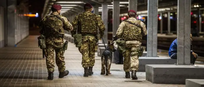 Due militari dell'Esercito salvano una donna aggredita a Roma