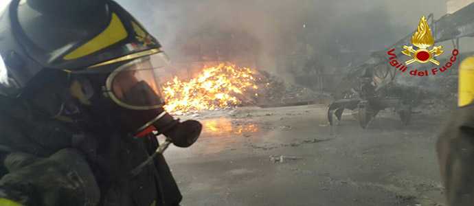 San Mauro Marchesato: incendio discarica distrutto una struttura edilizia e 5 automezzi (Foto)