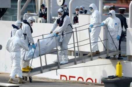 Migranti, 470 sbarcati a Napoli, a bordo anche corpo di  una ventenne incinta