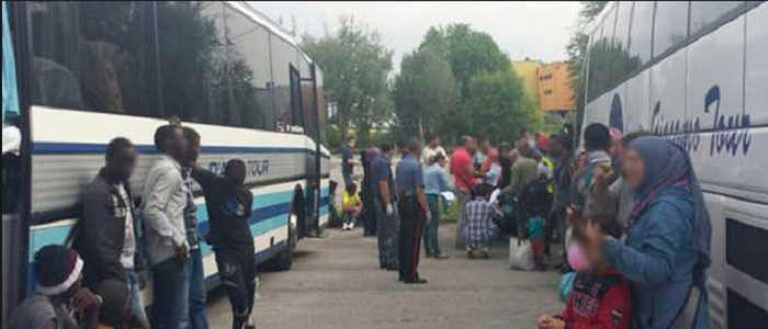 A Calais partiti i primi bus. A Lesbo migranti danno fuoco a centro UE