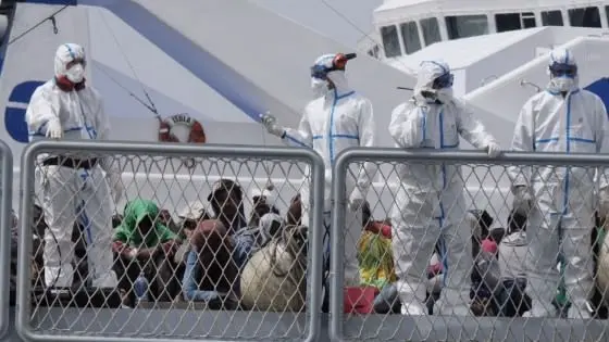 Napoli: sbarco di 466 migranti al Molo 21