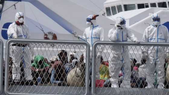 Napoli: sbarco di 466 migranti al Molo 21