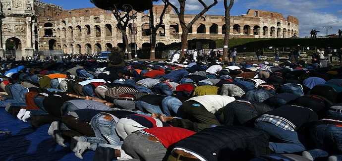 Roma, musulmani pregano al Colosseo: "Non siamo tutti terroristi, dateci più moschee"