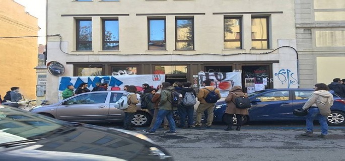 Bologna, liberata ex sede Banca Etruria occupata dal collettivo Lubo