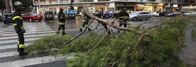 Maltempo in Italia: allerta meteo, pioggie e neve al Nord. Beltempo e temperature alte al Sud