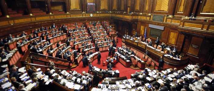 Parlamento autorizza deficit fino a 2,4%: manovra per emergenze del territorio