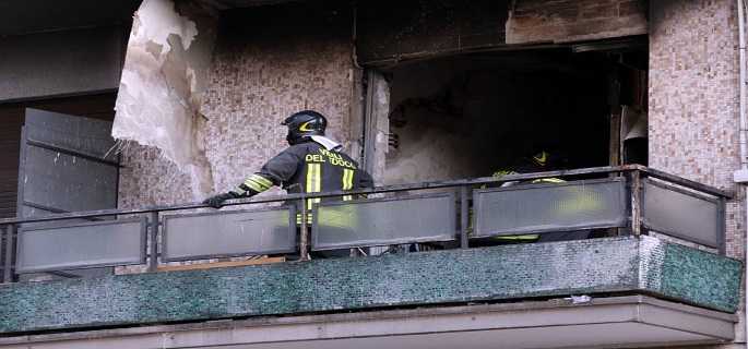 Milano, incendio in un condominio di Via Pordenone: nove persone intossicate