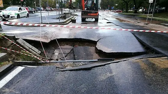 Milano, voragine nei pressi di Bande Nere. Chiusa via D'Alviano