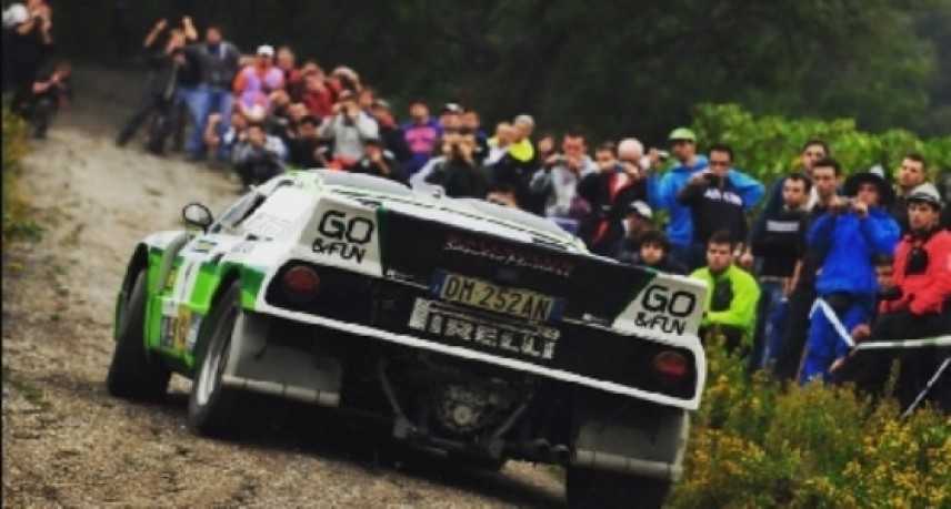 Tragedia al Rally Legend di San Marino, auto sbanda e travolge il pubblico: un morto e otto feriti