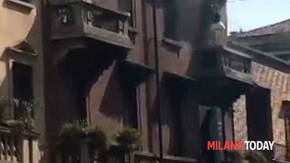 Milano, incendio in Camillo Hajech. Panico tra gli abitanti della zona