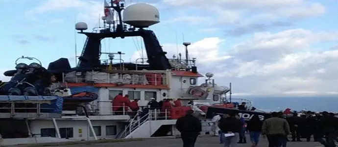 Migranti: in 415 a Corigliano Calabro, sulla nave anche 3 salme