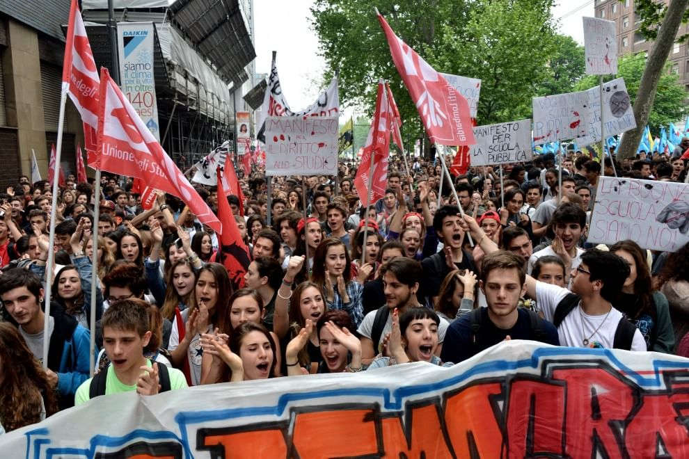 Milano, studenti in piazza contro la buona scuola del governo Renzi