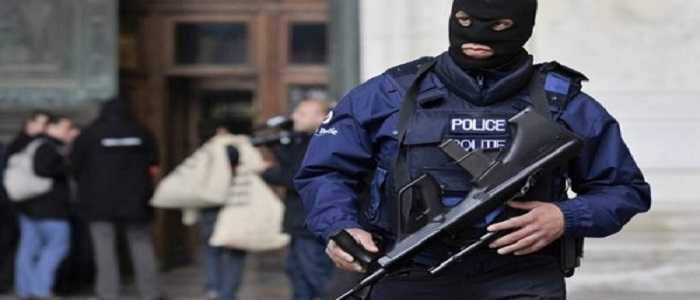 Accoltellati due poliziotti a Bruxelles, si ipotizza atto terroristico
