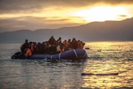 Canale di Sicilia, soccorsi quasi seimila migranti in 24 ore, 9 i cadaveri recuperati