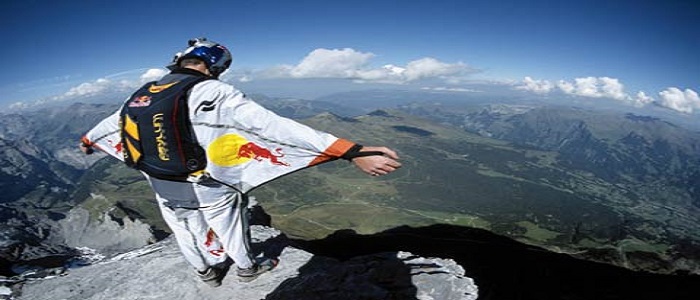 Aosta, base jumper russo muore schiantandosi contro una casa