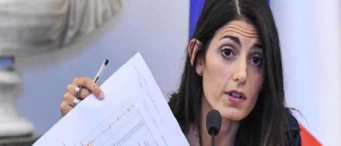 Raggi, conti non in ordine. Si elimineranno gli sprechi e Muraro querela Renzi