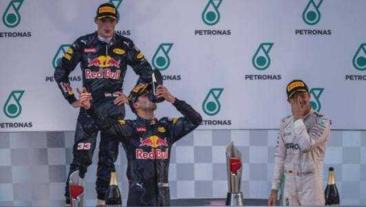 Formula 1, in Malesia trionfa Ricciardo