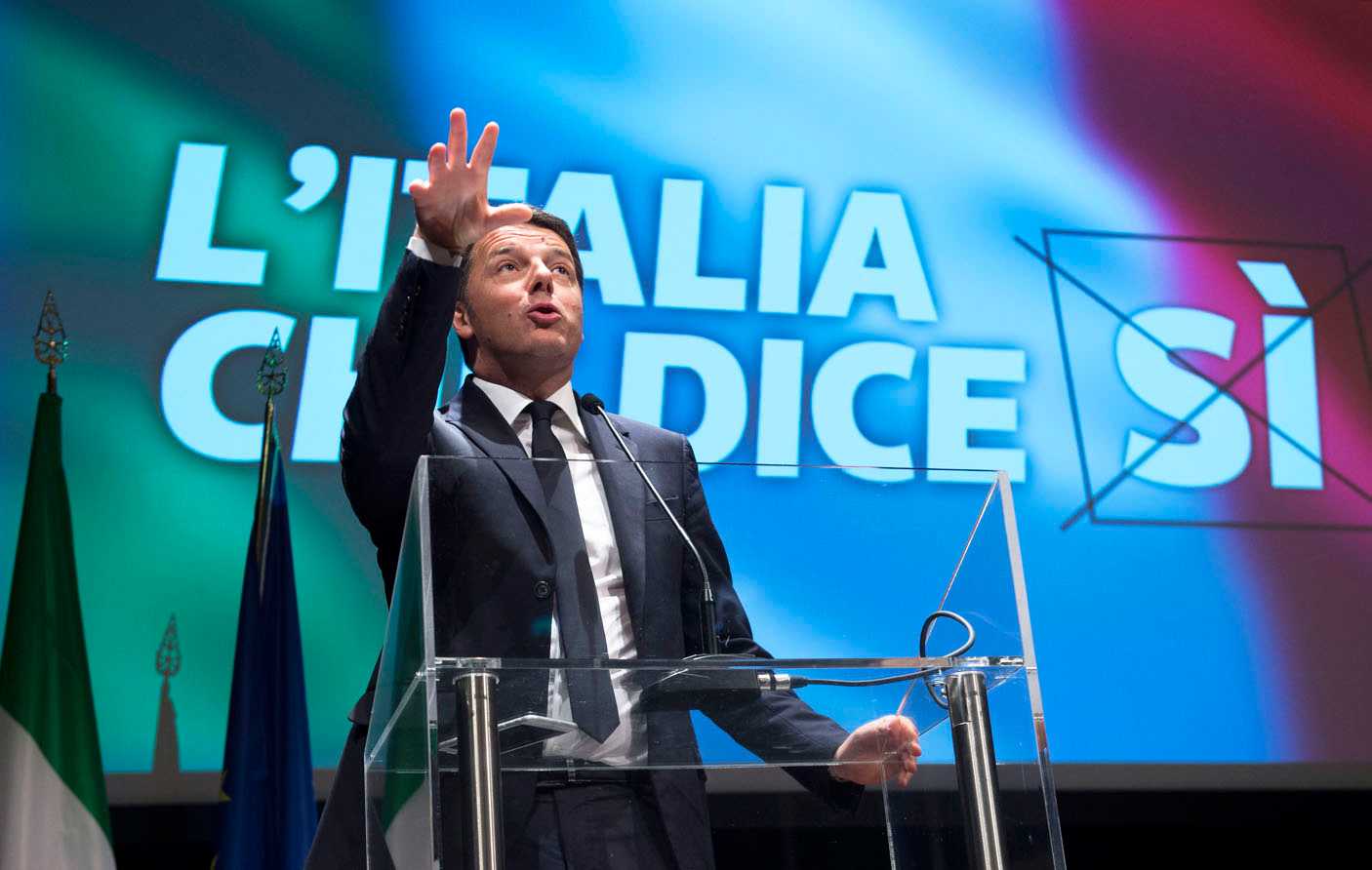 Renzi: "M5S? Doppia morale. L'unica svolta è dare i rifiuti a Mafia Capitale"