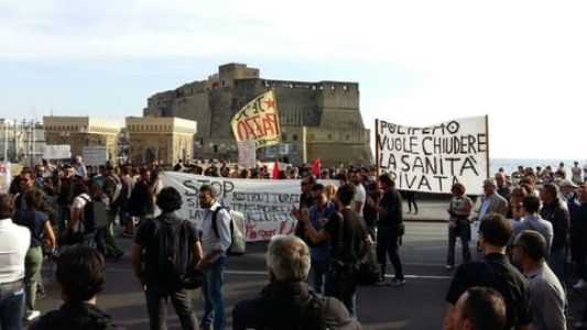 Napoli, proteste in attesa della Lorenzin, ma lei non c'è