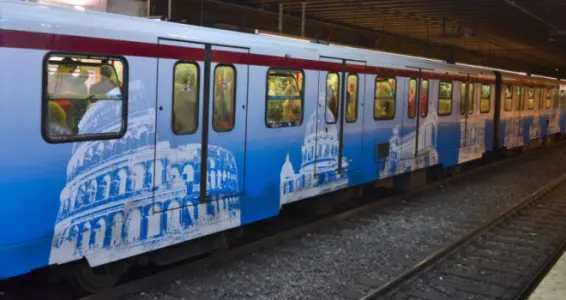 Picchiato per avere filmato tre ragazzi che fumavano nella metro B: arrestato il terzo aggressore