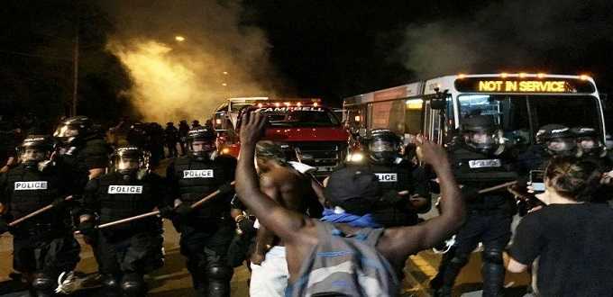 Usa, terza notte di scontri e proteste a Charlotte: morto il dimostrante ferito