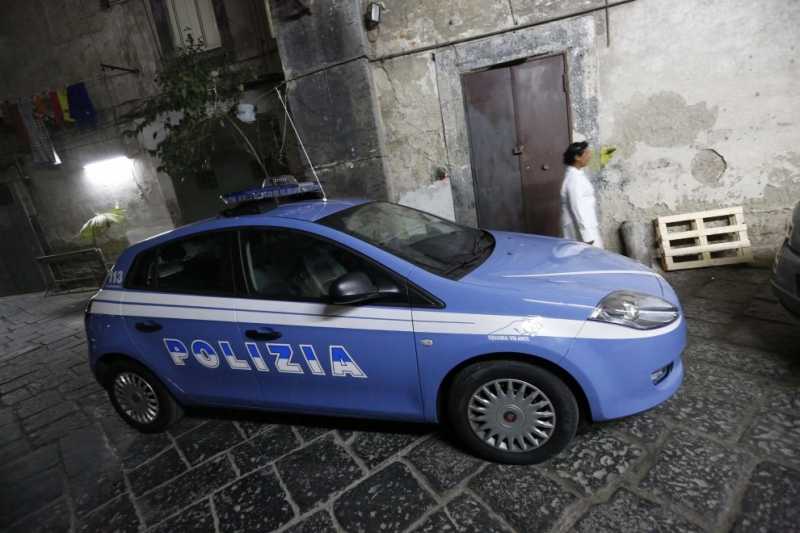 Napoli: sparatoria in strada. Ferita per fare da scudo al figlio