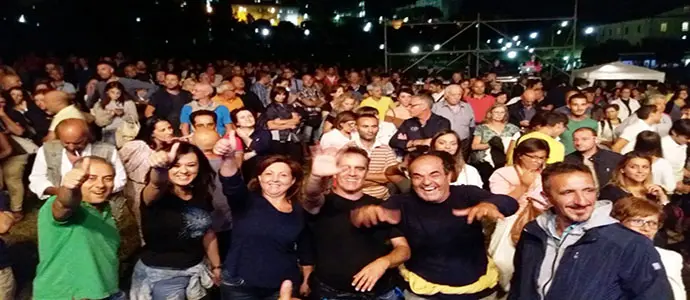 Con Antonio Grosso, si balla fino a notte serata. E oggi concerto di James Senese e Napoli centrale