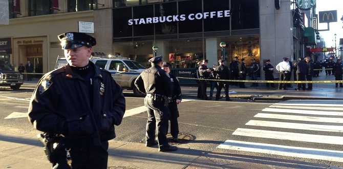 New York, uomo aggredisce poliziotti con una mannaia: feriti alcuni agenti