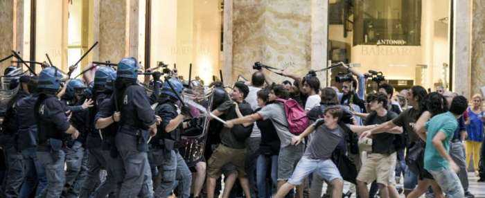 Renzi a Napoli, disordini e scontri tra manifestanti e polizia. Salta il vertice con De Magistris