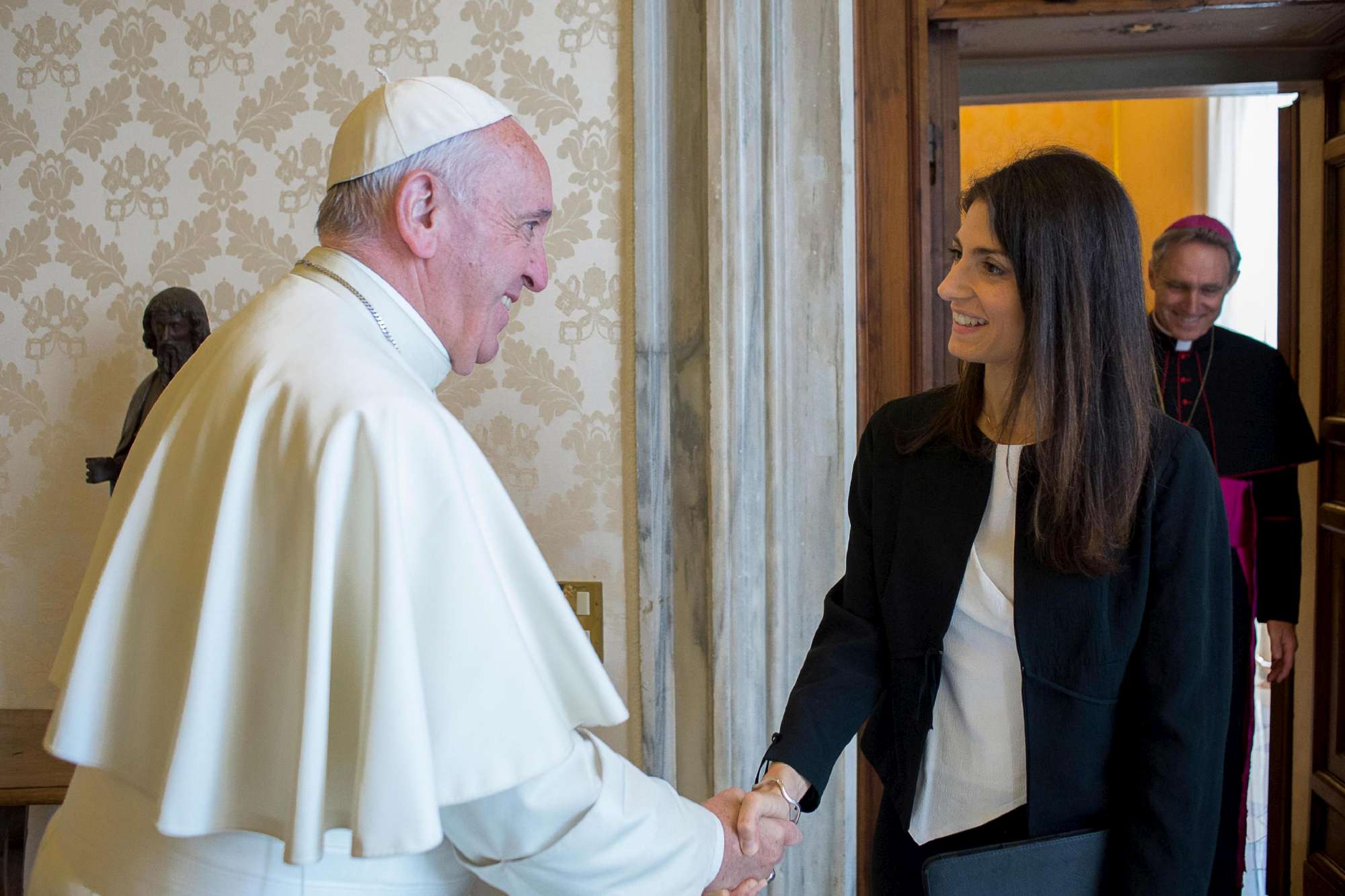 Roma: Raggi disserta incontro in Vaticano. Cei: "Capitale in stato di abbandono"