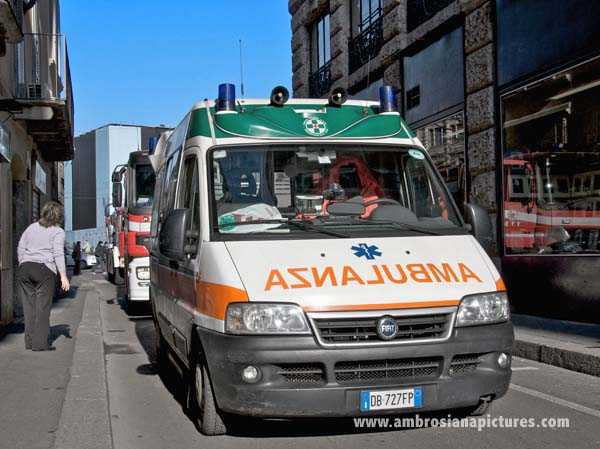Milano, camion travolge pedone: morta una donna