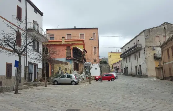 Panico in Sardegna: auto perde controllo e ferisce 30 persone