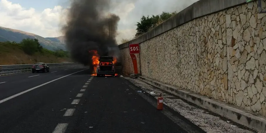 Salerno-Reggio Calabria, auto in fiamme su piazzola: un morto