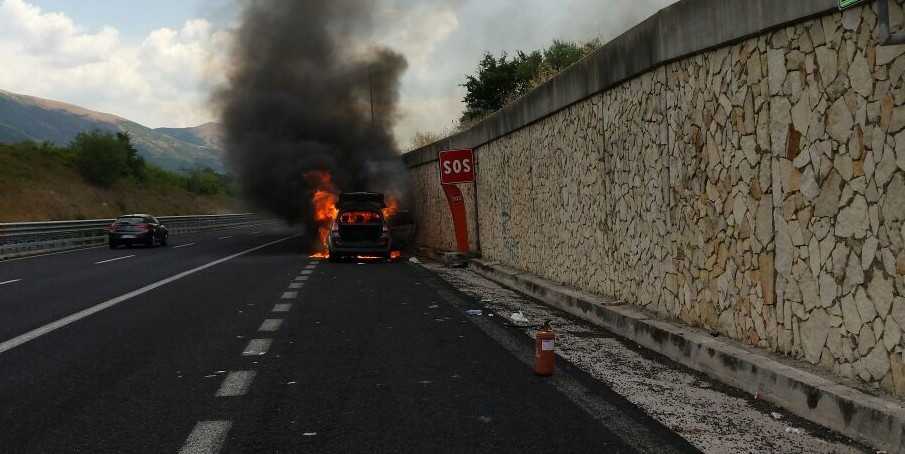 Salerno-Reggio Calabria, auto in fiamme su piazzola: un morto