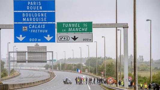 Londra pronta a costruire barriera anti-immigrazione a Calais