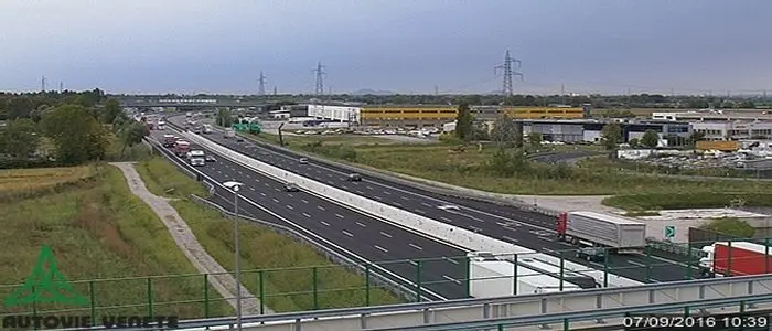 Furgone contro Tir sull'A4. Muore un passeggero