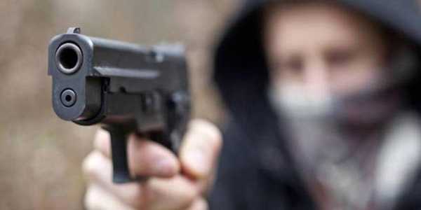 Napoli, rapina in farmacia: 17enne punta arma contro clienti