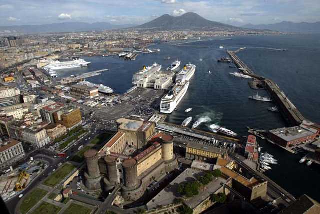 Incendio su nave crociera,  traino fino a Napoli