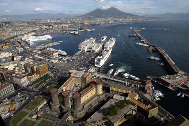 Incendio su nave crociera,  traino fino a Napoli