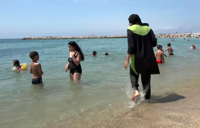 Burkini, sospeso divieto a Nizza