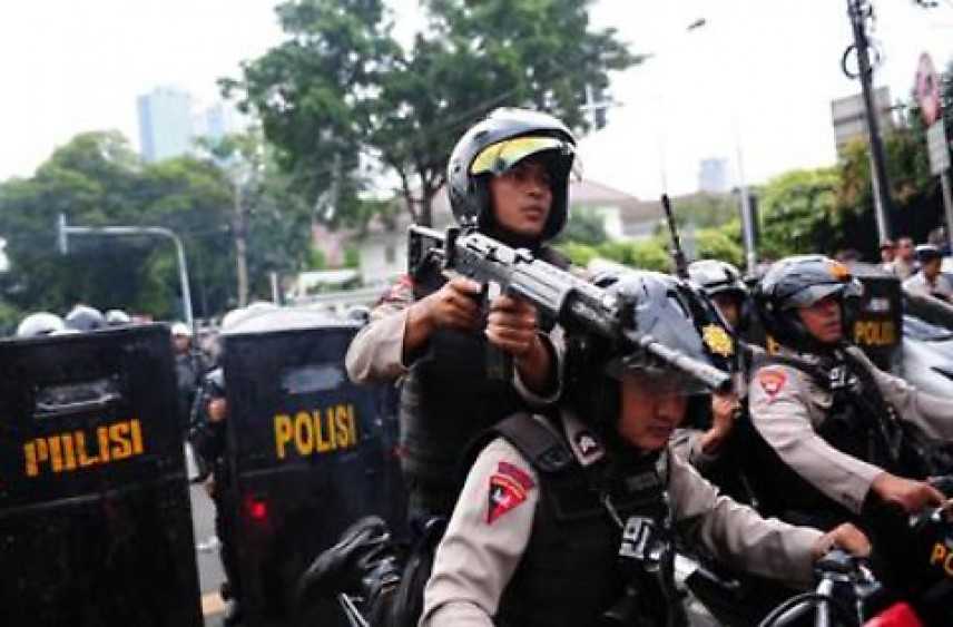 Indonesia, attentato in una chiesa cattolica: fa esplodere bomba nello zaino. Quattro feriti