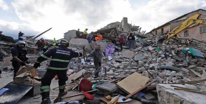 Terremoto, si continua a scavare: bilancio vittime salito a 284. Mattarella arrivato ad Amatrice
