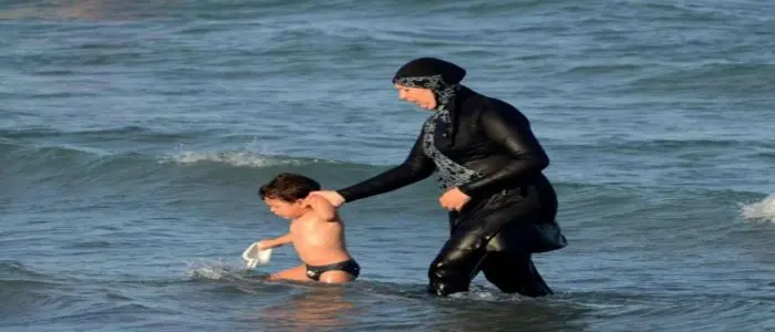 Il Consiglio Stato francese sospende divieto del burkini